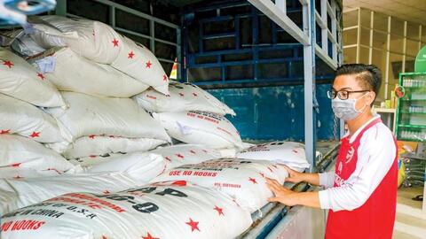 Giá phân bón liên tục “leo thang”, nông dân rơi vào thế bất lợi 