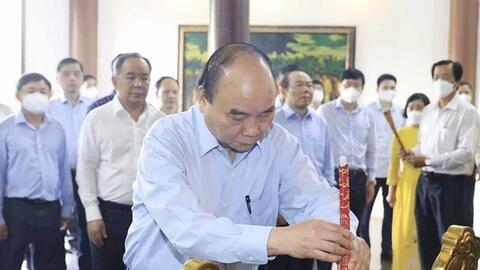 Chủ tịch nước Nguyễn Xuân Phúc dâng hương tưởng niệm cụ Phó bảng Nguyễn Sinh Sắc