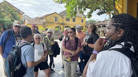 Đoàn du khách Mỹ đầu tiên đến tham quan Hội An