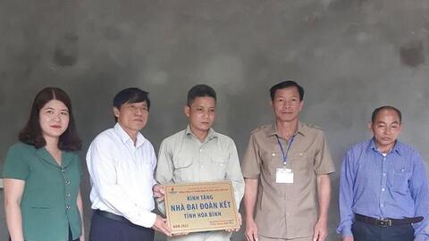 Hoà Bình: Bàn giao nhà đại đoàn kết cho hộ nghèo