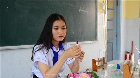 Nguyễn Thị Diệu Hiền - Nữ sinh Đồng Tháp làm son môi từ hoa sen