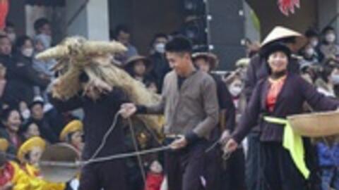 Kì lạ lễ hội người đóng giả trâu bò ở Vĩnh Phúc, rước trâu bò bằng rơm rạ