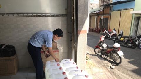 Tiêu hủy 420 lít rượu trắng nhập lậu tại Bến Tre