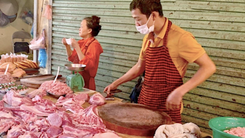 Giá heo hơi chạm đáy: Vì sao người tiêu dùng vẫn phải mua thịt heo giá cao ngất?