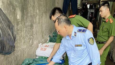 Thu giữ gần 1 tấn cánh gà không rõ nguồn gốc tại Hà Nội