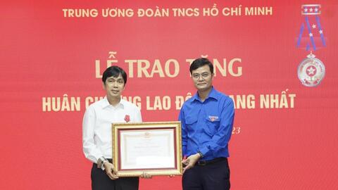 Nhà báo Nguyễn Huy Lộc được trao Huân chương Lao động hạng Nhất