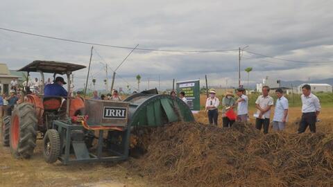 Nhân rộng mô hình cơ giới hóa sản xuất phân hữu cơ từ rơm ở Thừa Thiên - Huế
