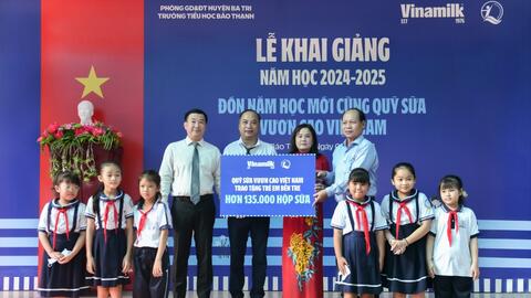 Vinamilk trao gần 200.000 hộp sữa tặng trẻ em ngày tựu trường