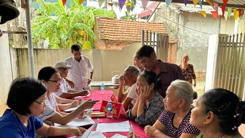 Khám, tư vấn sức khoẻ miễn phí cho người dân vùng lũ