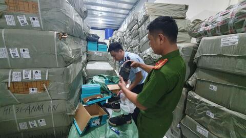 Hưng Yên: Phát hiện hơn 10.000 đôi giày nam giả da không rõ nguồn gốc