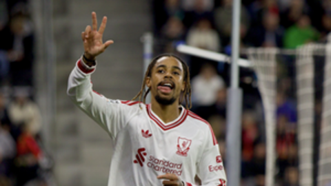 Tiền đạo Pháp đi vào lịch sử Liverpool