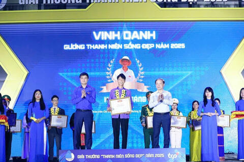 <a href="/nong-thon-moi" title="Nông thôn mới" rel="dofollow">Nông thôn mới</a>