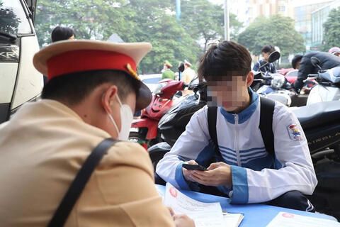 <a href="/tong-hop" title="Tổng hợp" rel="dofollow">Tổng hợp</a>