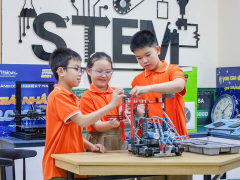 'Đừng hỏi con được mấy điểm', chuyên gia nói điều phụ huynh nên quan tâm thời AI