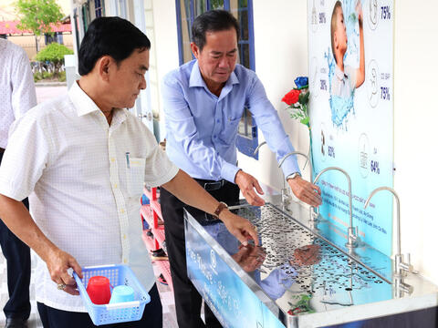 Sở GD&ĐT Cà Mau kiểm tra công trình nhà vệ sinh và nước uống sạch trường học