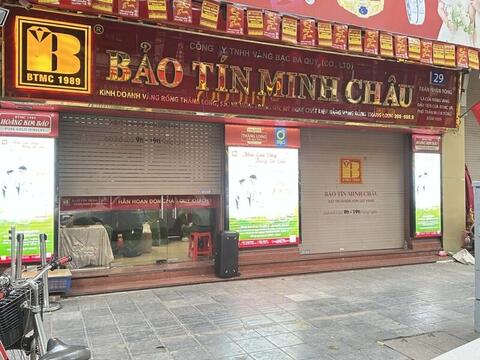 Công an xuất hiện tại 3 cửa hàng vàng Bảo Tín Minh Châu ở Hà Nội