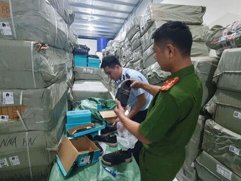 Hưng Yên: Phát hiện hơn 10.000 đôi giày nam giả da không rõ nguồn gốc