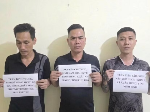 Khởi tố 3 đối tượng bắt giữ người trái pháp luật, cướp tài sản tại quán karaoke