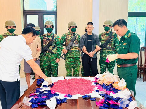 Bắt 2 đối tượng vận chuyển 24.000 viên hồng phiến ở biên giới Hà Tĩnh