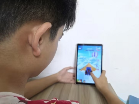 Nỗi lo từ chiếc điện thoại trên tay trẻ em