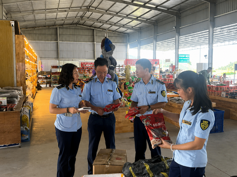 Lào Cai: Giữ ổn định thị trường, quyết liệt đấu tranh với hàng giả