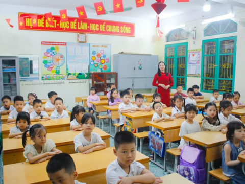 Học sinh lớp 1 Hưng Yên háo hức ngày đầu đến trường