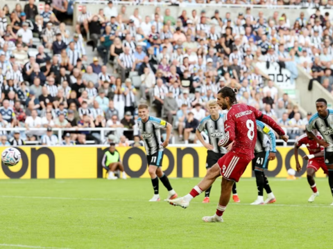 Liverpool thoát thua kịch tính trước Newcastle