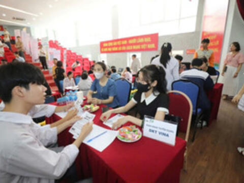Doanh nghiệp vào trường nghề, sinh viên rộng cửa việc làm