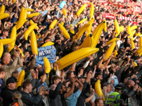 Man City vượt qua 'bão lửa' tại Anfield