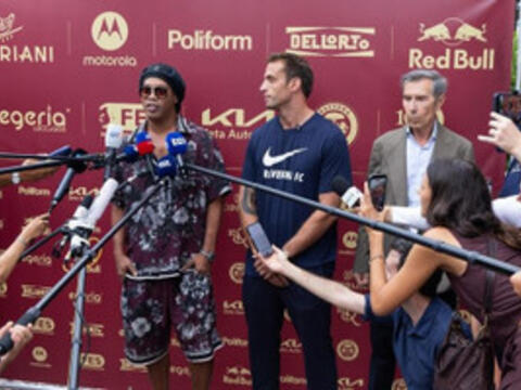 Ronaldinho tái xuất khó tin ở tuổi 46