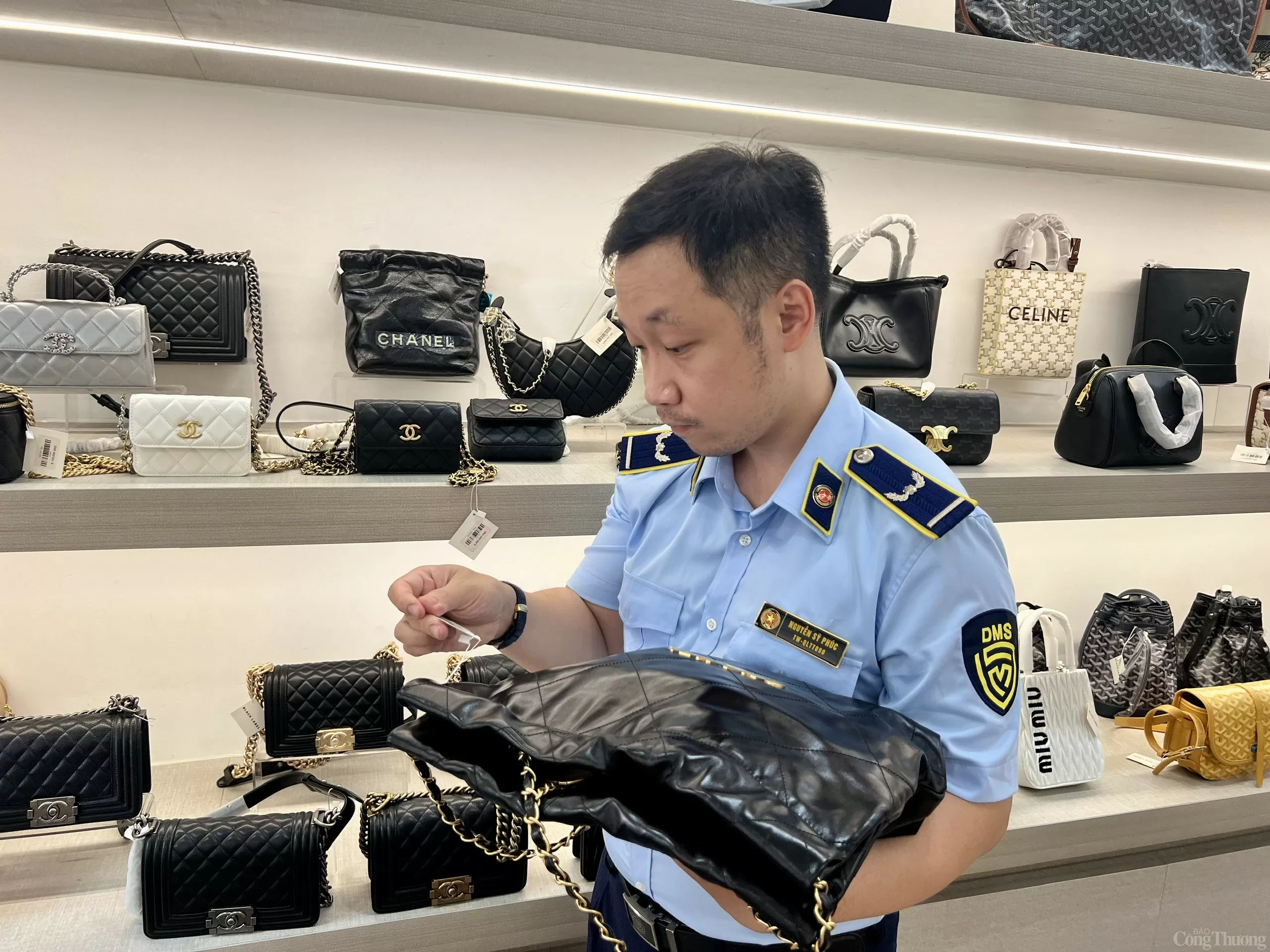 Hàng giả bán tràn lan trên tuyến phố du lịch Đà Nẵng