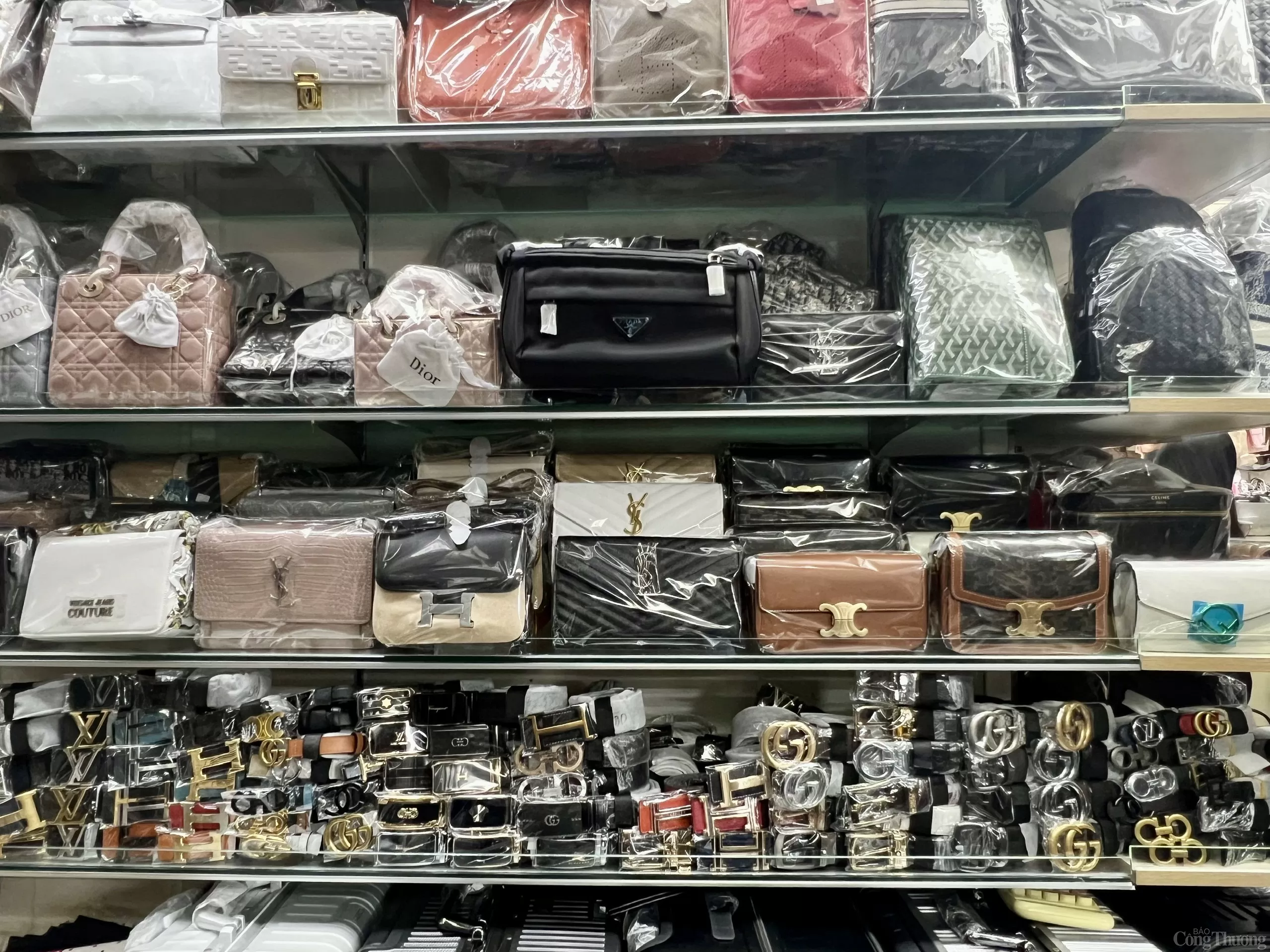 Đột kích Saigon Square, thu giữ hàng ngàn túi, đồng hồ giả