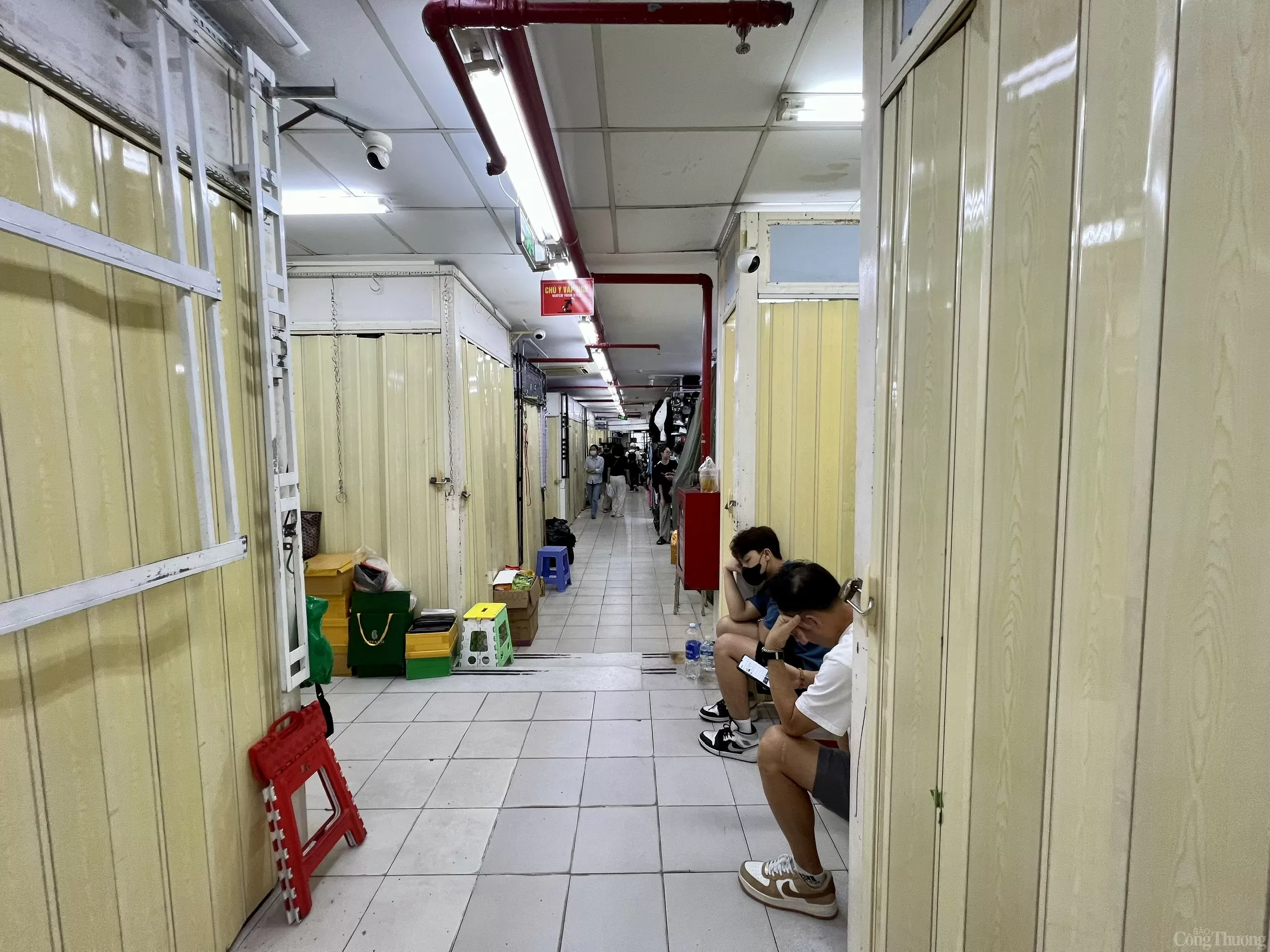 Đột kích Saigon Square, thu giữ hàng ngàn túi, đồng hồ giả