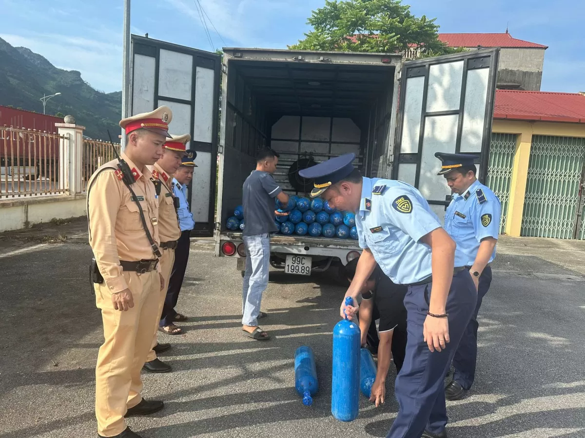 Lạng Sơn: Tạm giữ 55 bình khí cười không rõ nguồn gốc