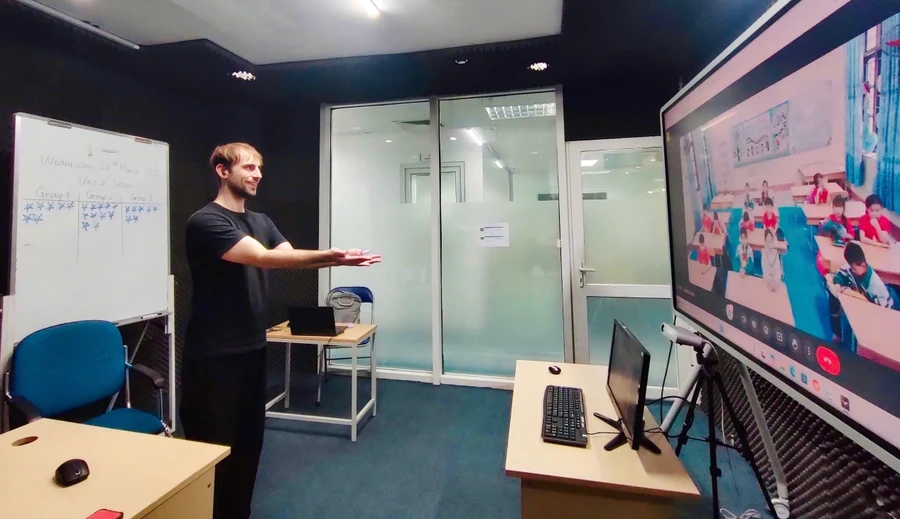 Giáo viên bản ngữ thực hiện dạy tại phòng dạy học trực tuyến - studio.