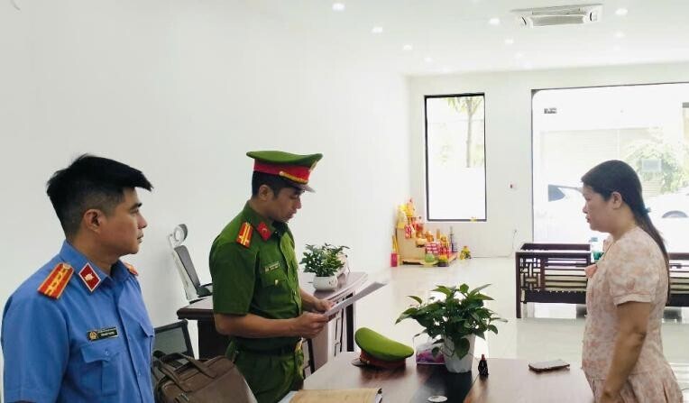 Cơ quan điều tra đọc lệnh khởi tố đối tượng Nguyễn Thị Dung. Ảnh: Công an Hà Tĩnh