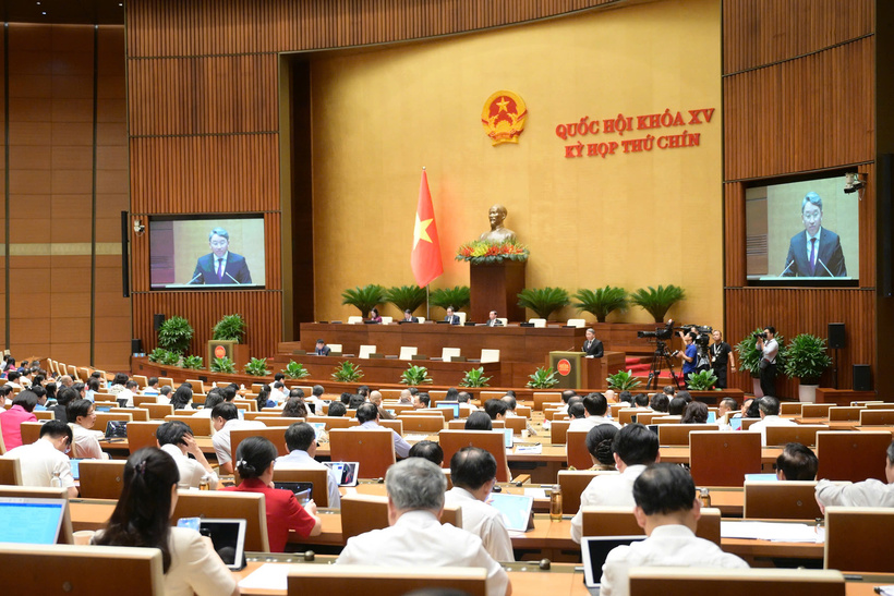 Bộ trưởng Bộ Tư pháp Nguyễn Hải Ninh trình bày báo cáo trước Quốc hội. Ảnh: VPQH