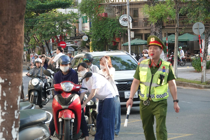 Lực lượng cảnh sát giao thông, công an có mặt từ sớm tại các điểm thi để phân luồng, đảm bảo an toàn cho khu vực thi (Ảnh: Vũ Lê)