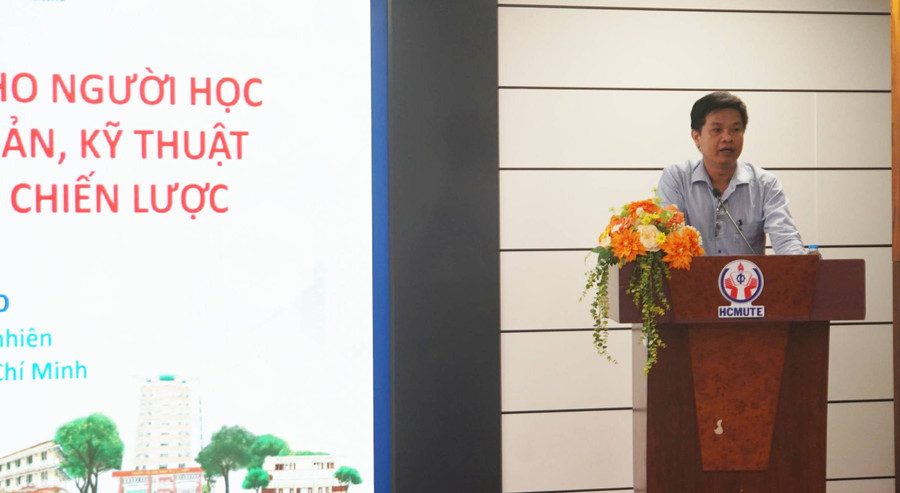 TS Trịnh Thanh Đèo, Trưởng phòng Khảo thí và Đảm bảo chất lượng, Trường Đại học Khoa học Tự nhiên trình bày về chính sách học bổng cho người học các ngành khoa học cơ bản, kỹ thuật then chốt và công nghệ chiến lược, sáng 20/6. Ảnh: Mạnh Tùng hinh-1.jpg