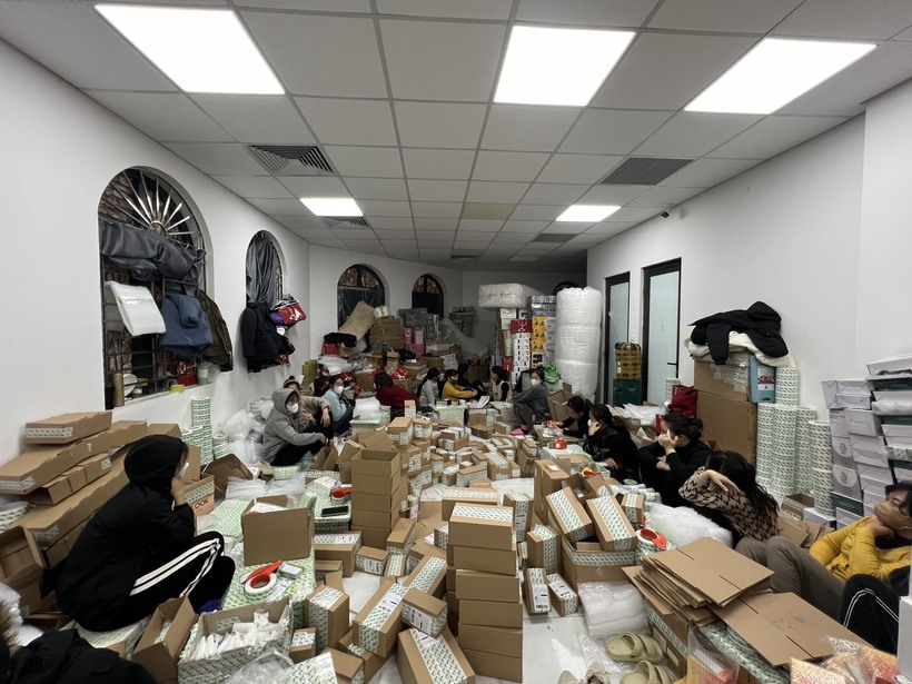 Hình ảnh kho hàng vi phạm của hot girl Mailystyle, thường xuyên livestream bán hàng trên mạng xã hội. Ảnh: Quyên Lưu