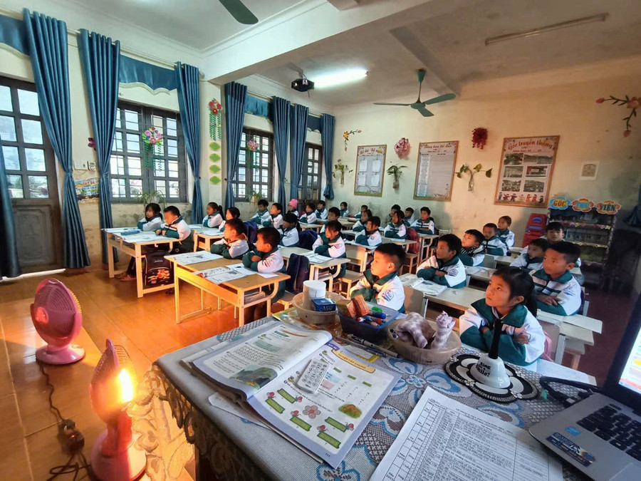 Một tiết học của học trò Trường Phổ thông Dân tộc Bán trú Tiểu học Dào San. Ảnh NVCC. co-diem-2.jpg