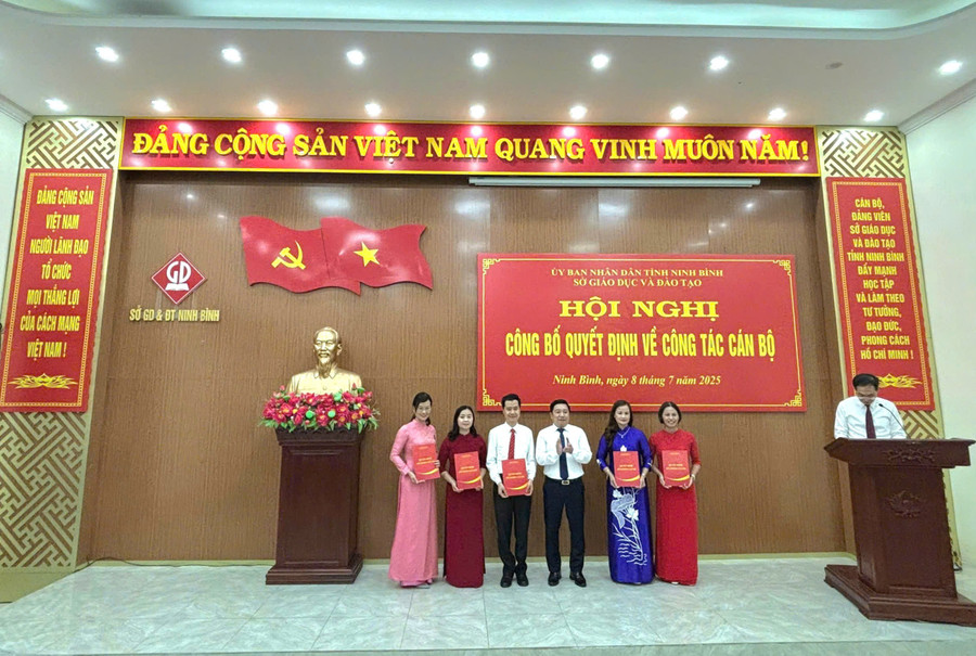 Chiều 8/7, Giám đốc Sở GD&ĐT Ninh Bình Nguyễn Tiến Dũng đã trao quyết định bổ nhiệm lãnh đạo cho các đơn vị thuộc Sở. bo-nhiem-2.jpg