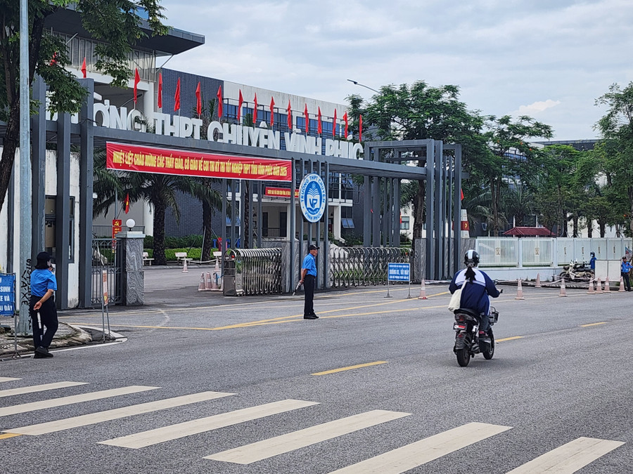 Trường THPT Chuyên Vĩnh Phúc.