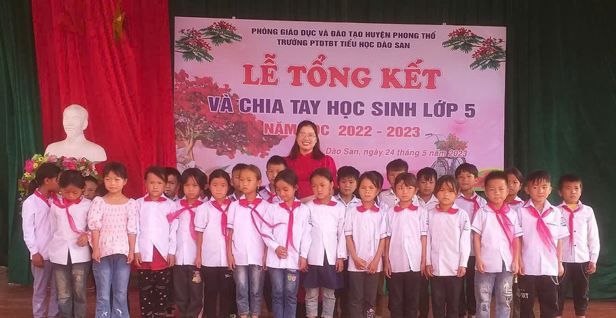 Cô giáo Lý Thị Diêm - giáo viên Trường Phổ thông Dân tộc Bán trú Tiểu học Dào San cùng học trò. Ảnh NVCC