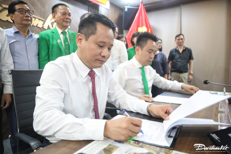 bao-dai-doan-ket-va-tap-doan-mai-linh-lan-toa-tinh-hoa-viet-den-moi-mien-5.jpg