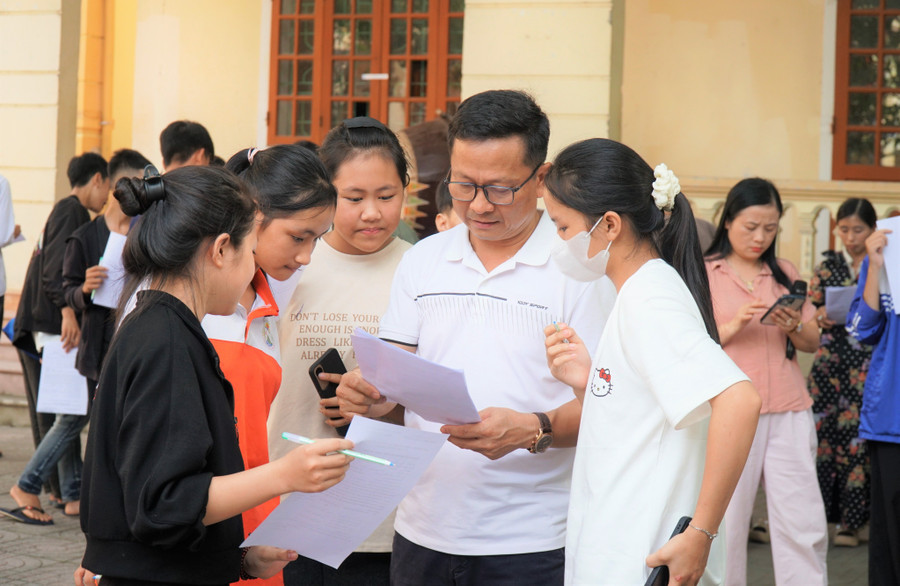 Giáo viên Trường THPT Nguyễn Cảnh Chân (xã Đại Đồng, Nghệ An) hướng dẫn, tư vấn cho học sinh đăng ký lớp, nhóm môn lựa chọn phù hợp. Ảnh: Hồ Lài