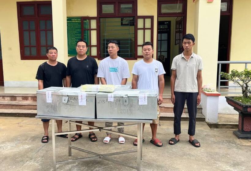 Các đối tượng liên quan đường dây vận chuyển bạc qua biên giới cùng tang vật có trị giá gần 7 tỷ đồng. Ảnh: CTTĐTLC
