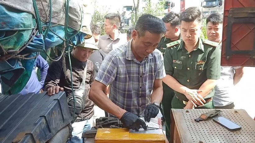 BĐBP khám xét xe chở bạc qua biên giới. Ảnh: CTTĐTLC