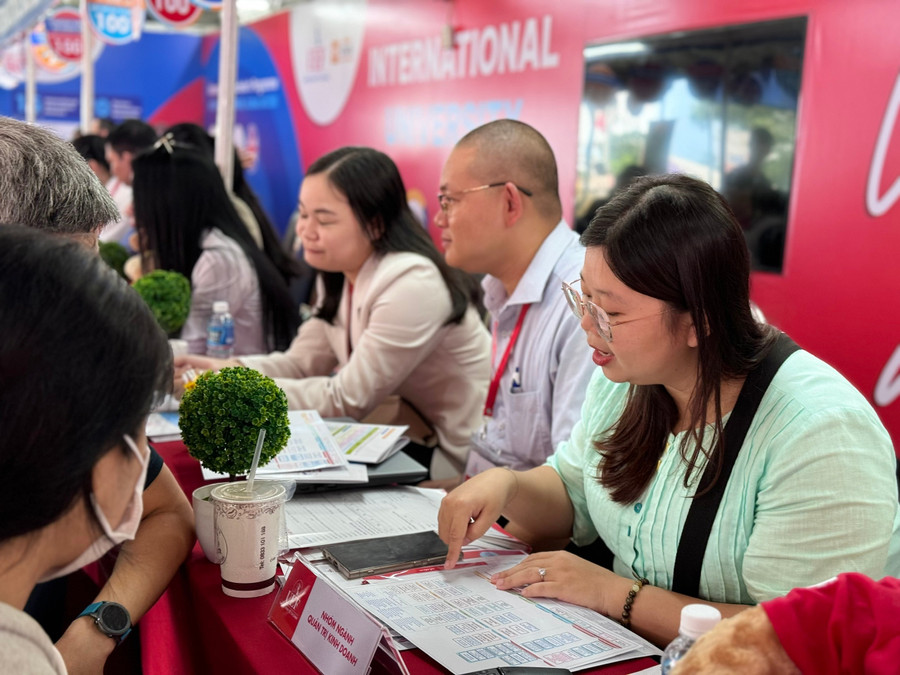 Học sinh được chuyên gia hướng dẫn cách đăng ký, sắp xếp nguyện vọng hợp lý. Ảnh: Thùy Linh.