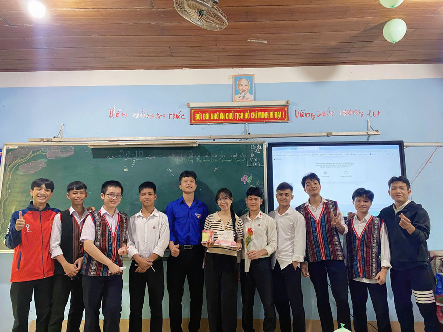 Cô Nguyên cùng học trò của mình.